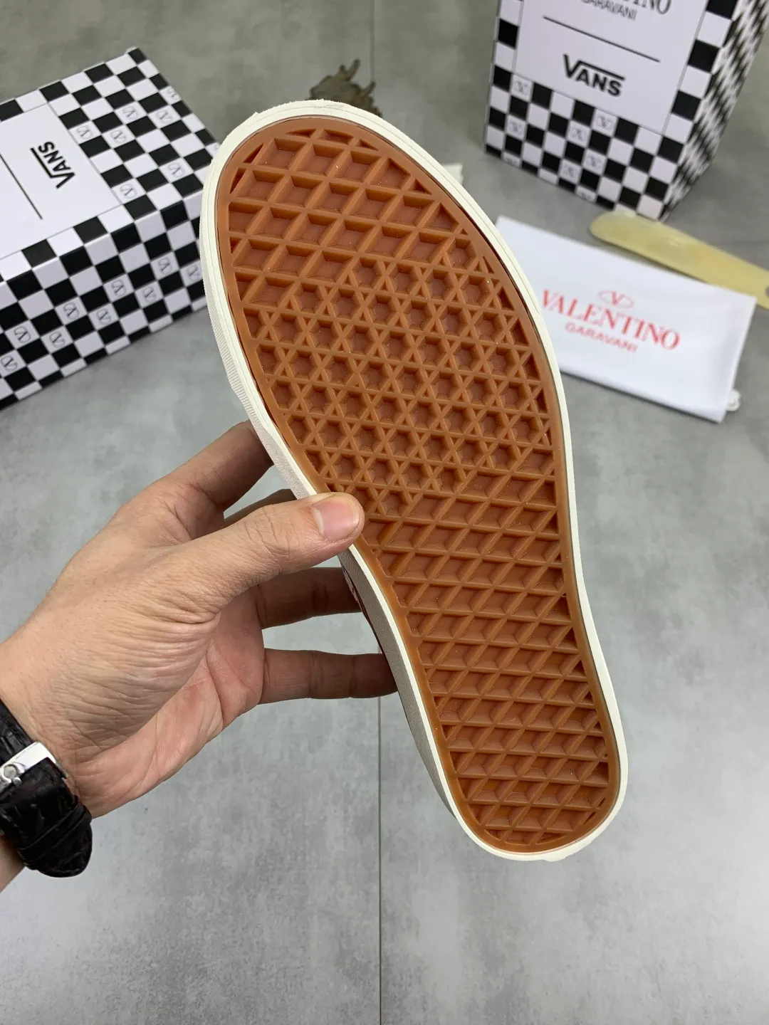 Men's shoes 💰P460 New Valentino❌Wans co-branded Valentino and Vans release new co-branded sneakers, integrating Valentino's Italian high-definition aesthetics and Vans's free and authentic spirit, giving classic shoes a personality that spans the ages. Many stars - Jolin Tsai. Yang Zi. Liu Wen. Ma Baiquan. Choi Soobin. freen. Song Zuer. JJ Lin. zel. Cecilia Cheung. shark. Xin Yunlai...Same style. Female model: 35-42 (41.42 is custom-made and non-refundable) Men's model: 39-46 (45.46 is custom-made and non-refundable)